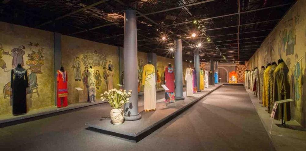 15. A O Show - Lune Production